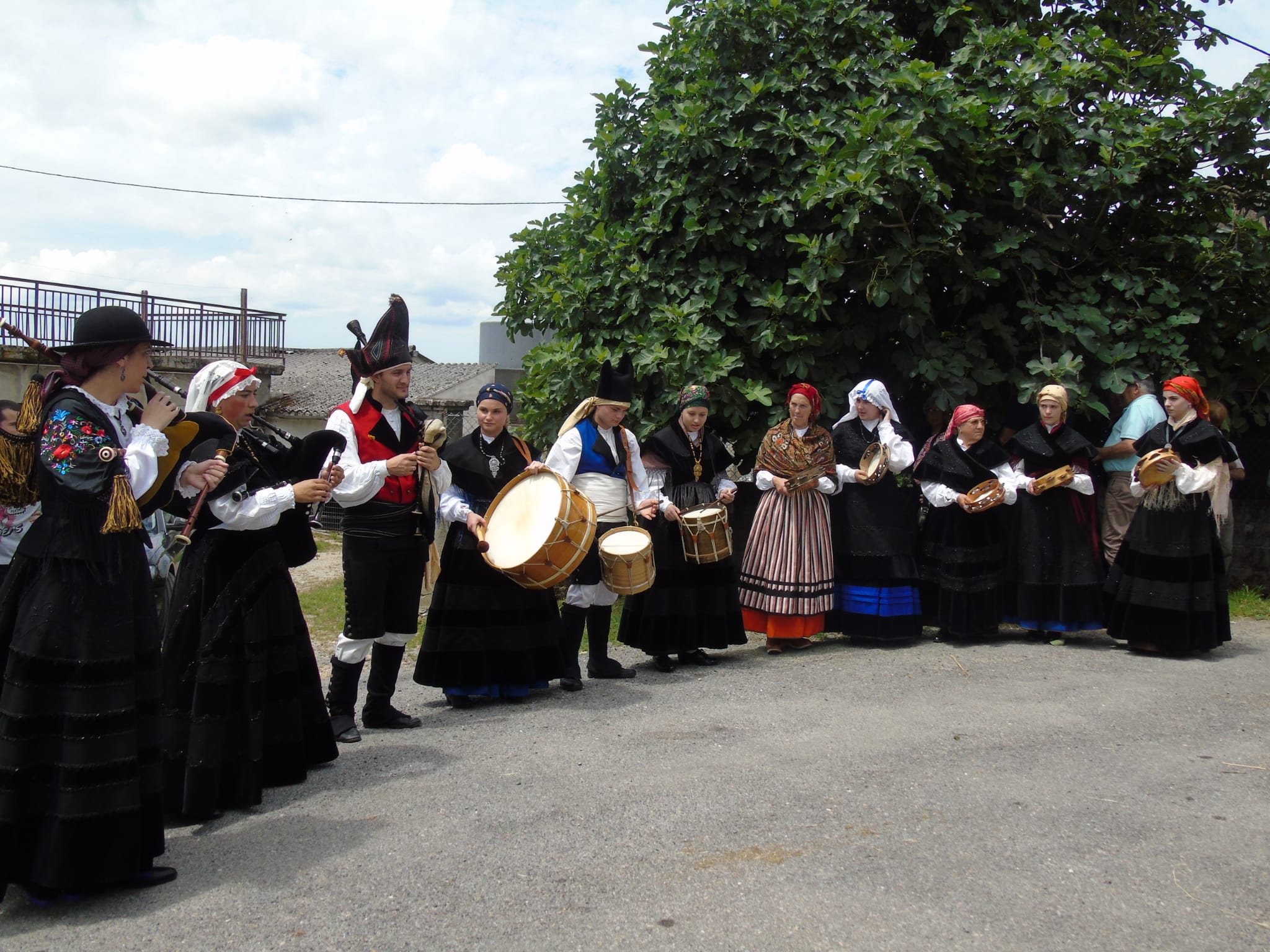 Actuación do grupo de música tradicional A Legua Dereita en Ponte de Neira o pasado mes de xuño