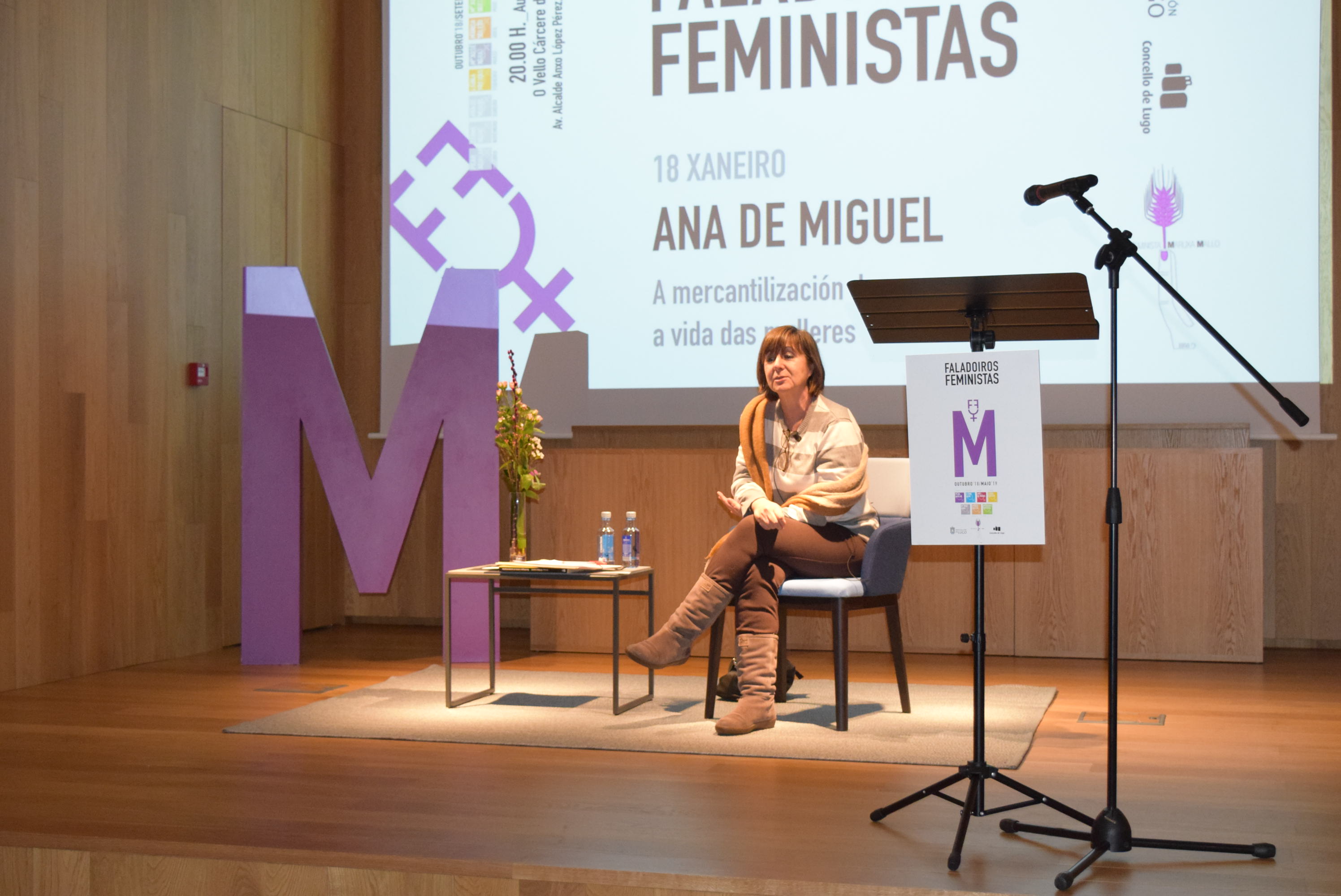 Ana de Miguel criticou “a mercantilización do corpo da muller” no faladoiro feminista da Deputación e o Concello
