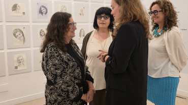 Encarna Lago, Aurelia Balseiro e Iria Castro conversan con Concha Mayordomo diante das obras da exposición “500 mulleres na arte”