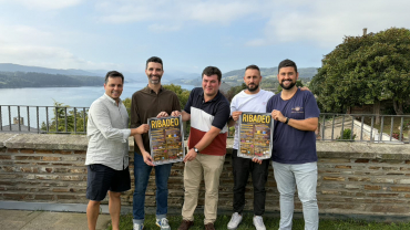 O Deputado Daniel García e a Comisión de Festas posan sostendo o cartel das festas do 2026
